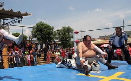 Luchadores brindan función en penal del DF