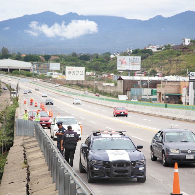 El desprendimiento del muro de contención y fracturas en el Paso Exprés se deben a la filtración de agua. Las fallas están a la altura de la colonia Antonio Barona. MARGARITO PÉREZ. CUARTOSCURO