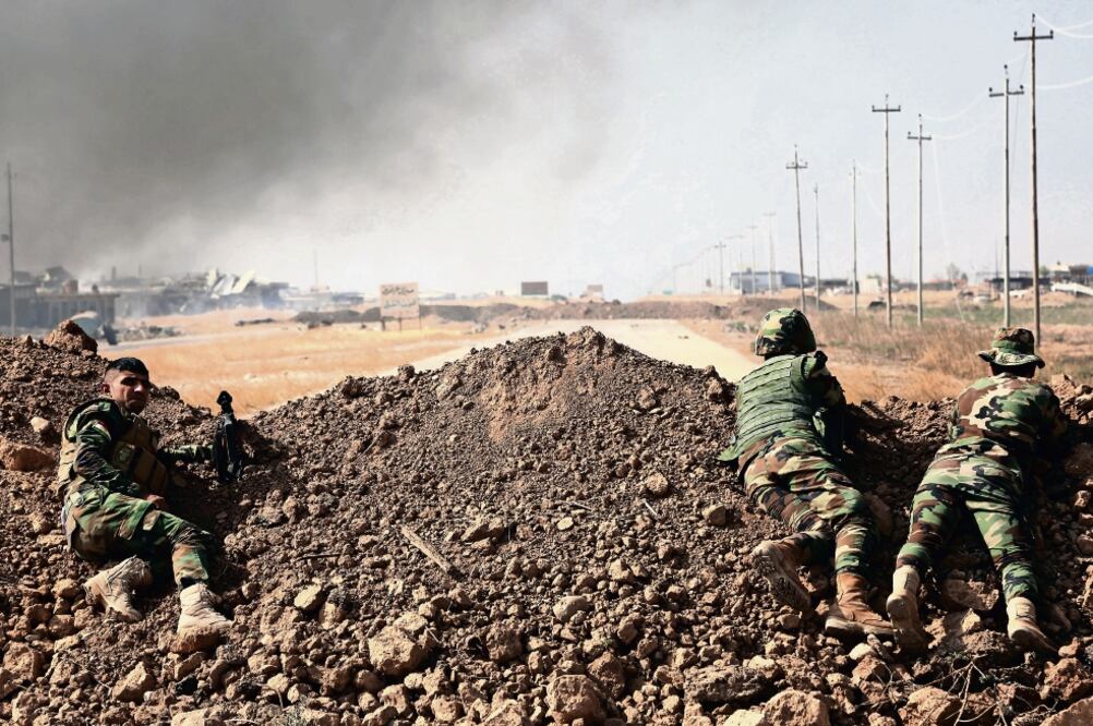 Fuerzas kurdas combaten cerca de villas controladas por los yihadistas, en Khazer, a unos 30 kilómetros al este de Mosul (AP)