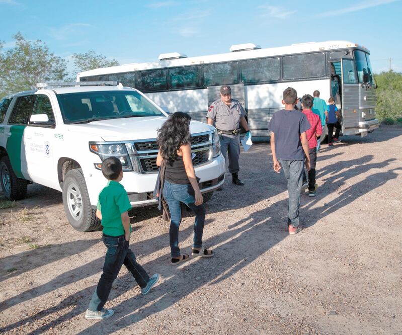 Las familias, principalmente de Centroamérica, son transportadas a un centro de procesamiento de Aduanas y Protección Fronteriza de EU. Foto/JOHN MOORE. AFP