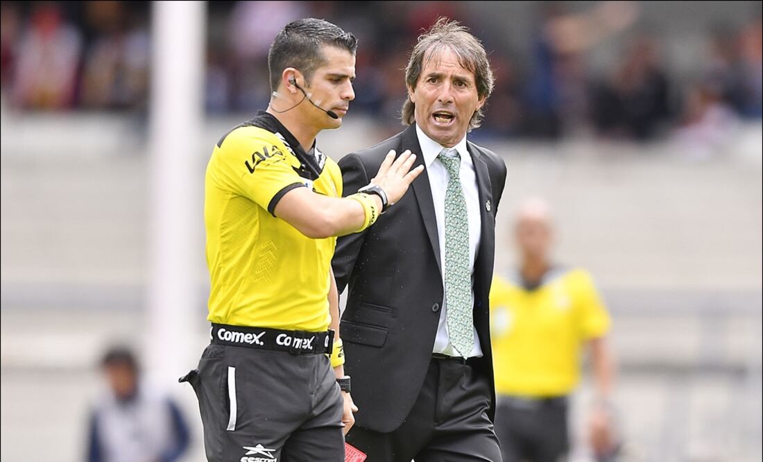 Reclamos del técnico Almada. Foto: Imago 7