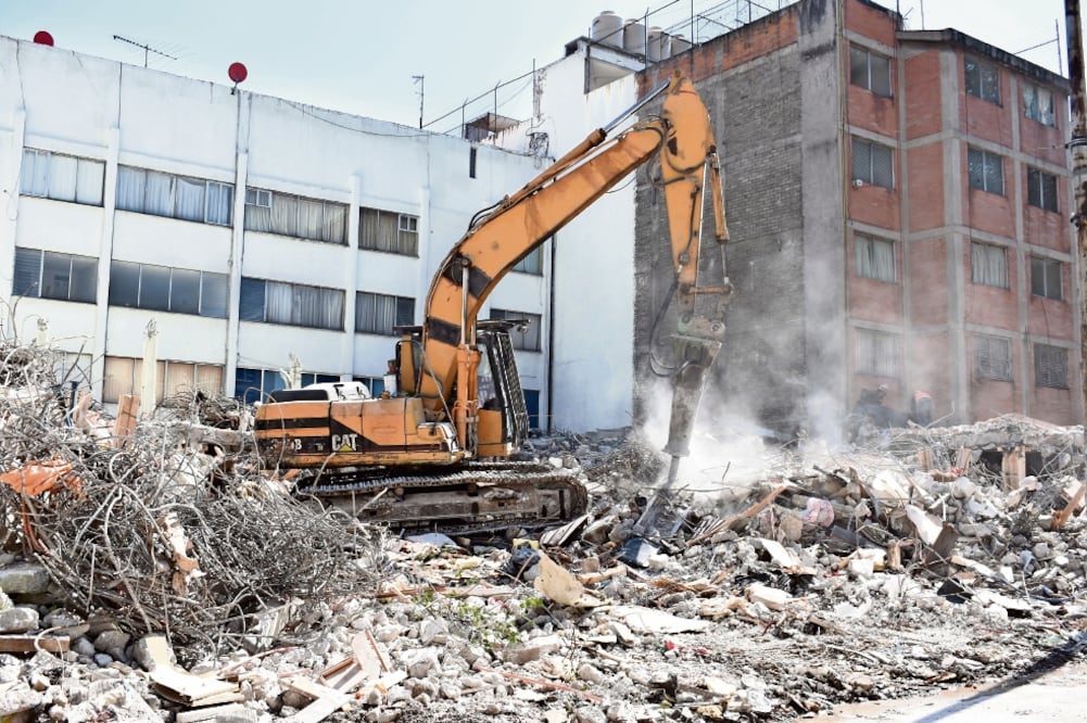 La dependencia informó que sólo se derribó la primera torre de la edificación ubicada en Azores 609. (CORTESÍA)