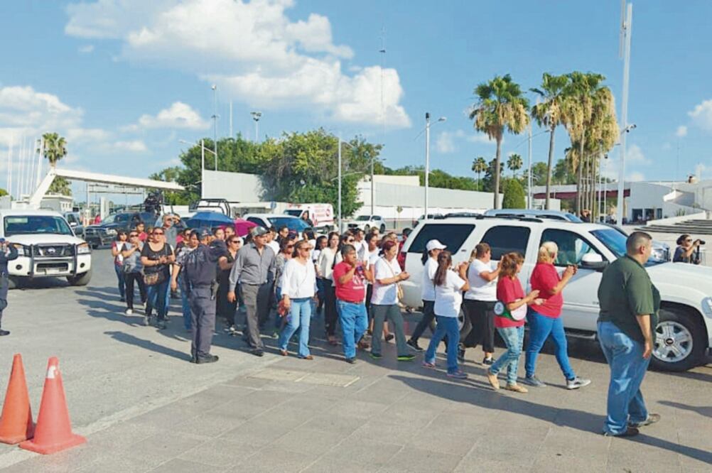 En La Gran Plaza se rindió homenaje de cuerpo presente a Fernando Purón Johnston, ex alcalde de Piedras Negras (2014-2017), asesinado el viernes por la noche, por un presunto sicario que le disparó a corta distancia. Foto: ESPECIAL