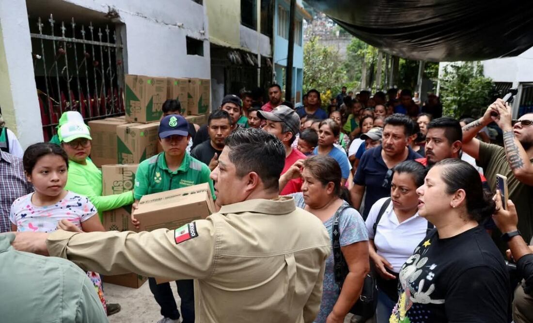 Habitantes de Tamazunchale reciben despensas y enseres. Foto: Especial