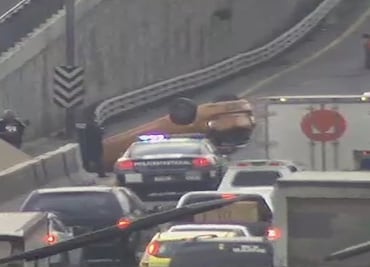 Se registra volcadura de un vehículo en la México-Toluca