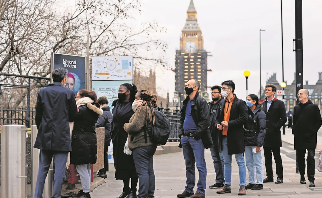 En el puente de Westminster, cerca de la sede del Parlamento, británicos esperan para recibir la vacuna contra el Covid-19. Foto: Tolga Akmen. AFP
