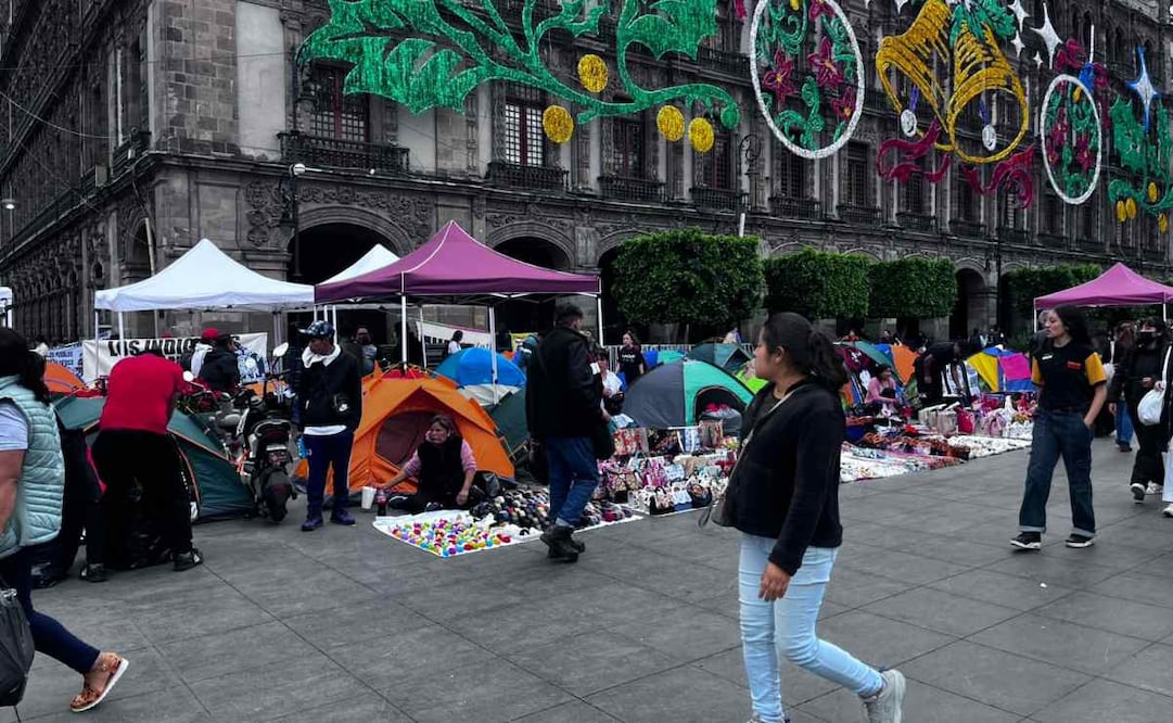 Artesanos se niegan a desalojar el Zócalo tras reubicación de romería (15/12/2025). Foto: Especial