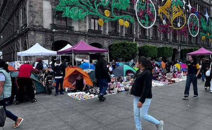 Artesanos se niegan a desalojar el Zócalo tras reubicación de romería; aseguran que no les traerá buena venta