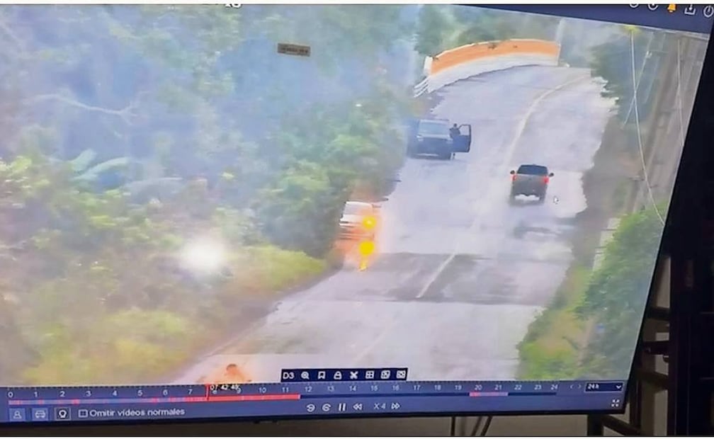 07: 42. Un auto blanco y una camioneta negra (izquierda) se paran a un costado de la carretera costera 200. Foto: Especial