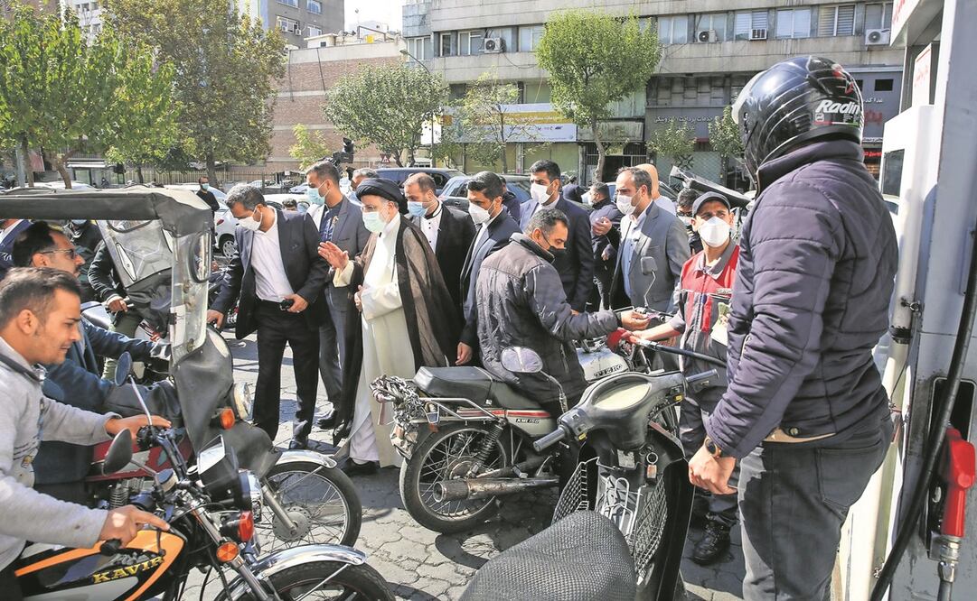 El presidente iraní, Ebrahim Raisi, ayer en una estación de gas en Teherán. Foto: AP