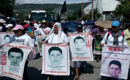 Padres de los 43 marchan por desaparecidos en Guerrero