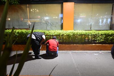 Disparan desde la calle a un hombre dentro de un restaurante en Magdalena Mixhuca