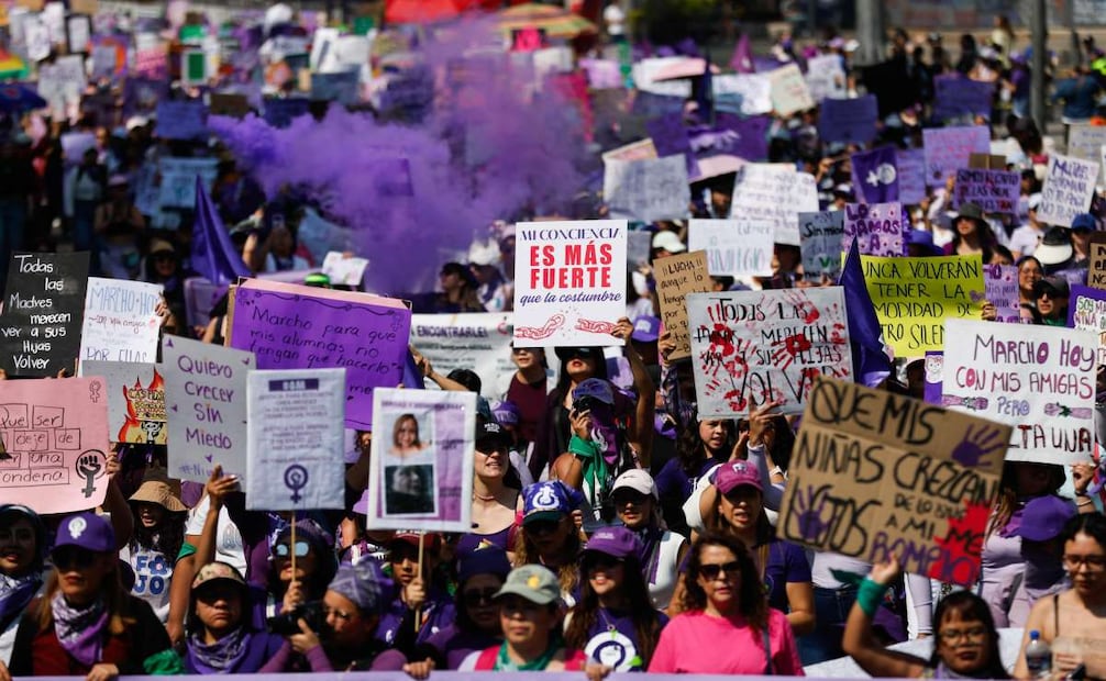 Carteles y consignas durante la marcha por el Día Internacional de la Mujer en la CDMX este domingo 8 de Marzo de 2026. Foto: Diego Simón Sánchez/ EL UNIVERSAL