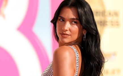 Dua Lipa conquista Instagram en minivestido rosa metálico