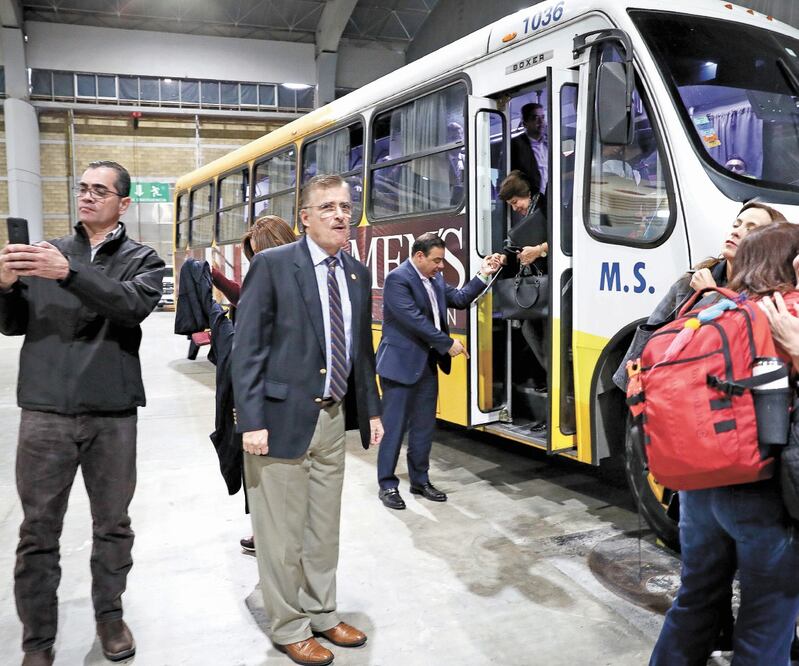 Para el traslado de diputados, asesores, asistentes, trabajadores de Cámara y prensa se utilizó un convoy de alrededor de 20 camiones. Foto/DIEGO SIMÓN. EL UNIVERSAL
