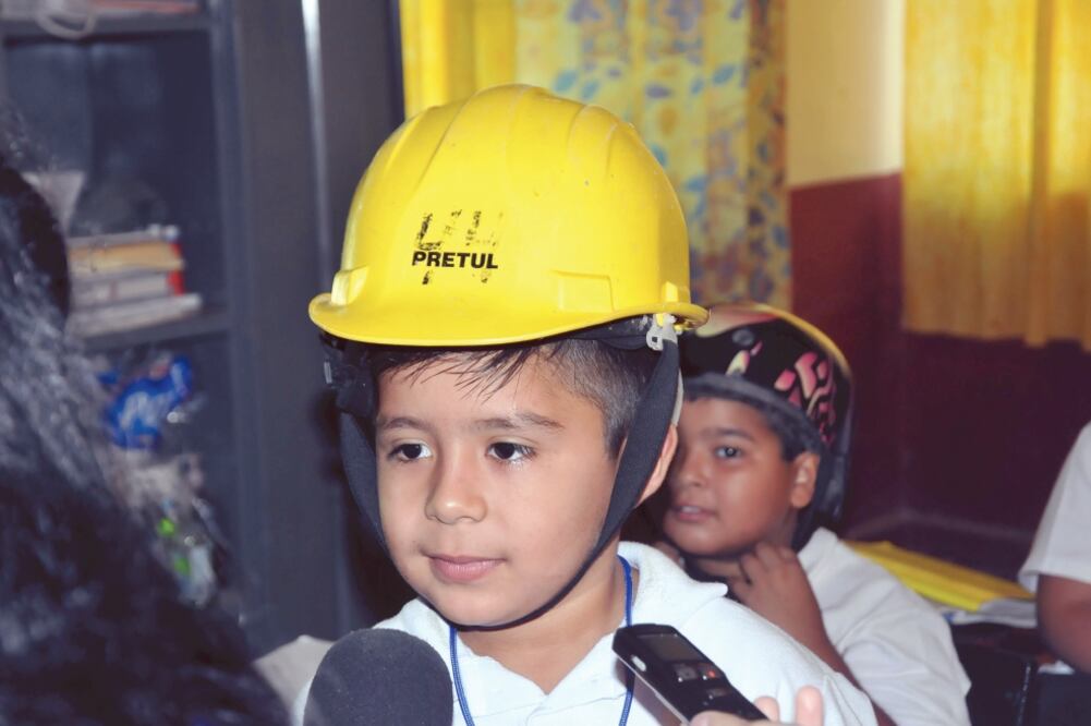 Peligro constante. Madres de familia piden a las autoridades poner cartas en el asunto, por lo pronto llevan a sus hijos con casco. Foto: CORTESÍA DE EL DEBATE