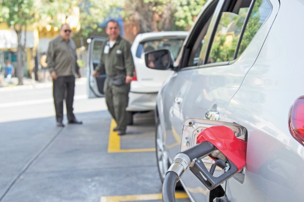 El uso de la gasolina Premium para modelos recientes es sugerido en los manuales del propietario que ofrecen agencias cuando se vende un auto. Foto: GALO CAÑAS. CUARTOSCURO