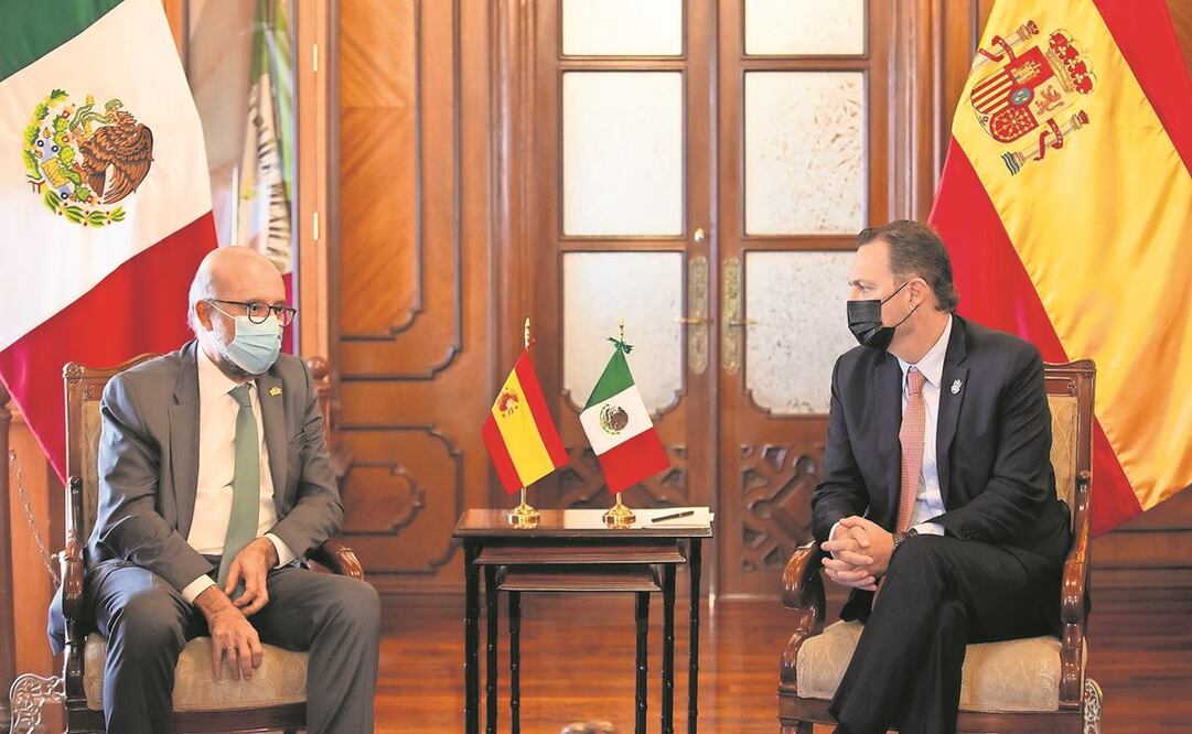 El mandatario estatal Mauricio Kuri González (der.) recibió en Palacio de Gobierno de Querétaro al embajador de España en México, Juan López-Dóriga Pérez (izq.).Foto: Especial.