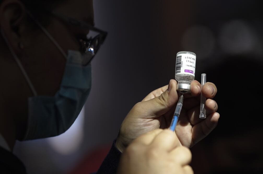 Trabajadora de la salud prepara una dosis de una de las vacunas antiCovid disponibles en México. Foto: Xinhua, archivo 