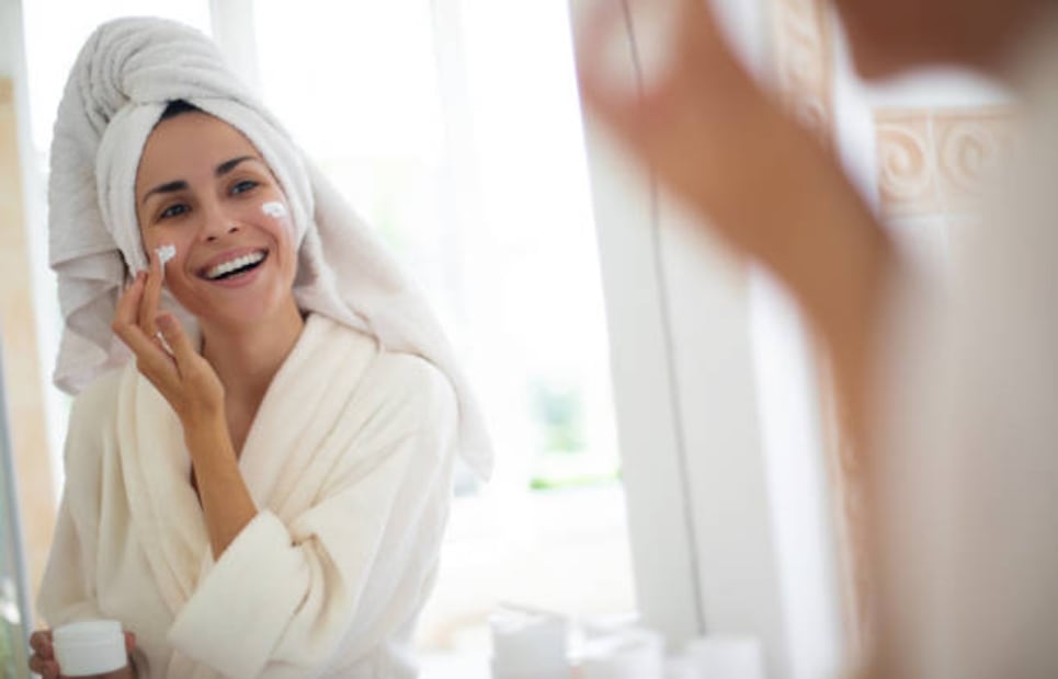 Hidratar el contorno de ojos puede ayudar a reducir las arrugas. Foto: Unsplash