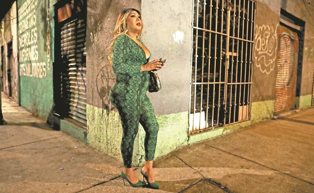 El confinamiento por el Covid-19 afectó a varios oficios y el trabajo sexual no fue la excepción. Jessica se para cada noche en su esquina, pero por la pandemia hay veces en las que se va a casa sin un peso. Fotos: DIEGO PRADO. EL UNIVERSAL