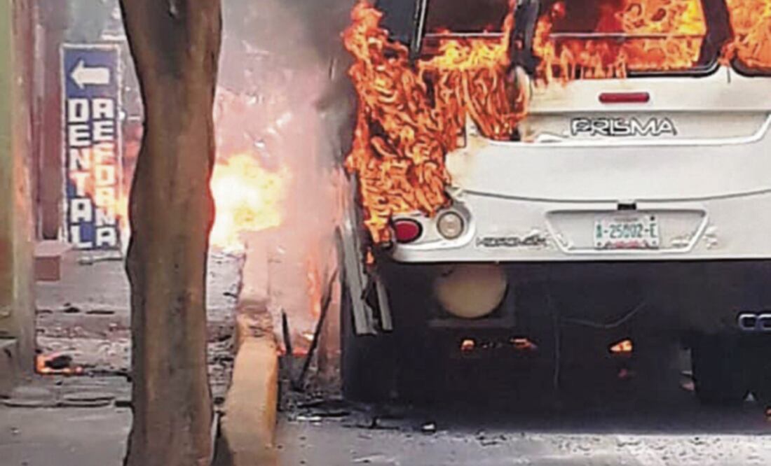En Naucalpan, un microbús estaba envuelto en llamas en el centro de San Bartolo, presuntamente un chispazo provocó el siniestro. Autoridades municipales investigan los hechos. / FOTOS: ESPECIALES