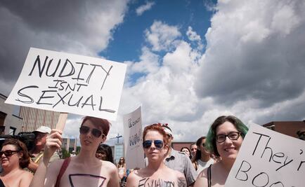 Mujeres canadienses marchan desnudas por derecho a 'topless'