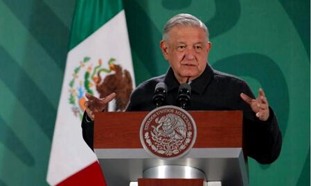AMLO ordena a funcionarios informar en plazas públicas sobre reforma eléctrica