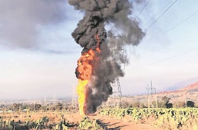 Huachicoleros abandonan pipa y provocan incendio