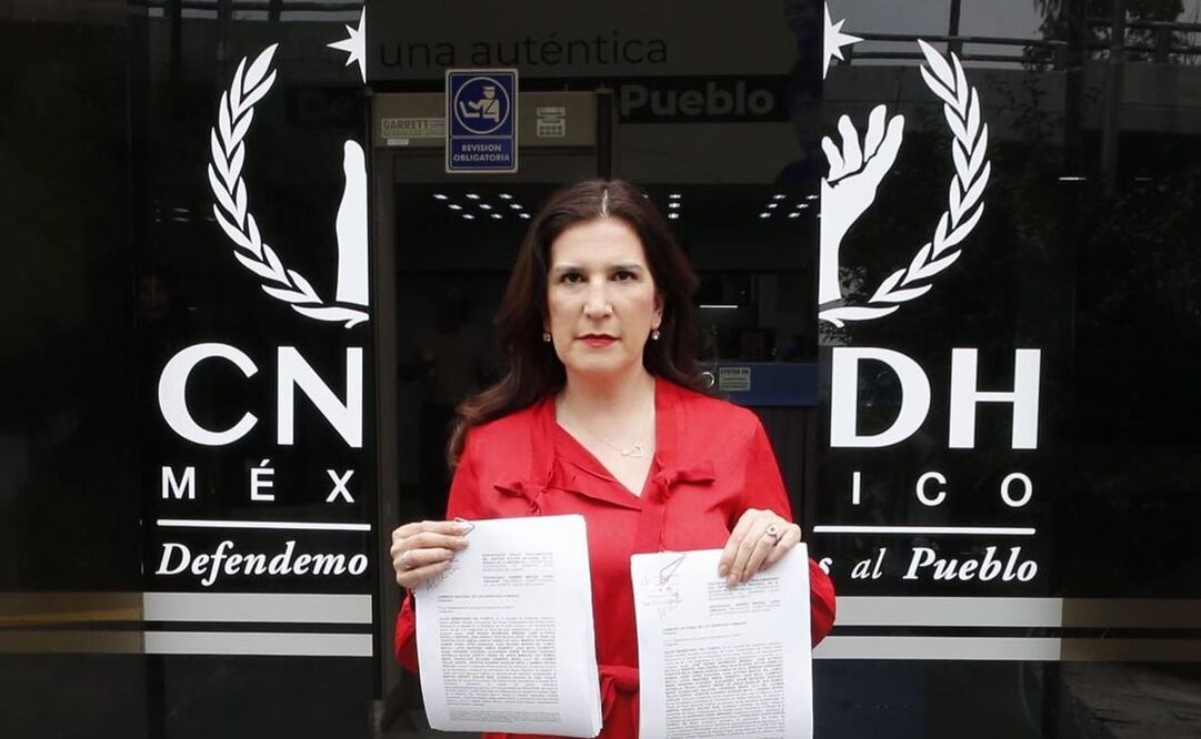 Senadora del PAN Kenia López Rabadán afuera de la sede de la CNDH expone denuncia contra AMLO. Foto: Twitter @kenialopezr