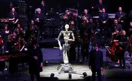 Robot con rostro humano dirige orquesta 