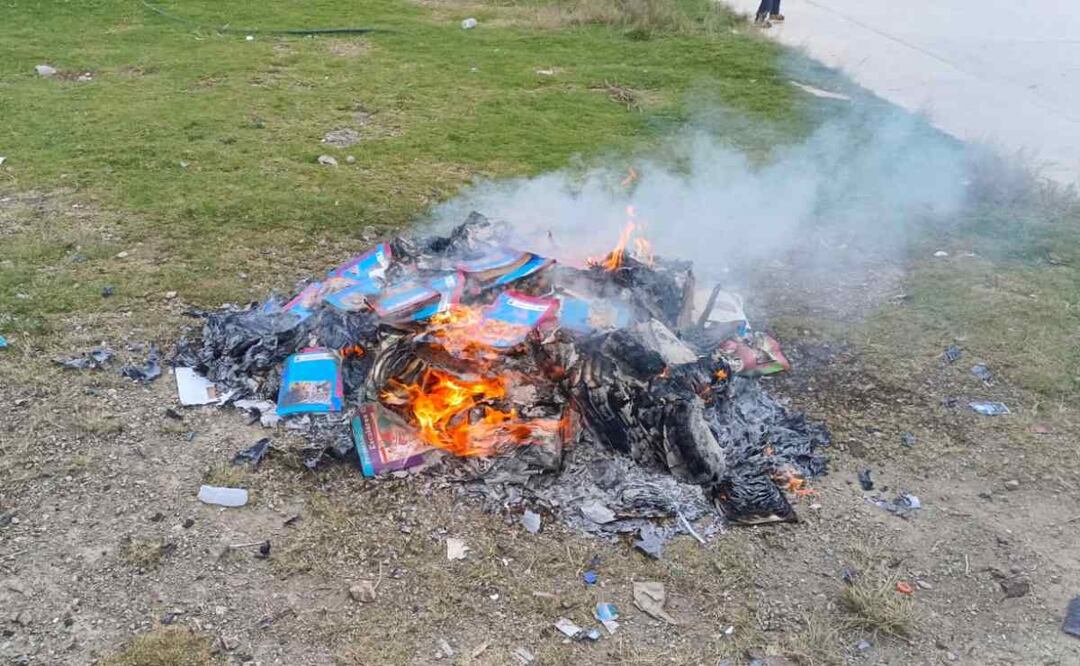 Los libros fueron apilados en una jardinera, sin que abrieran las cajas donde son transportados, donde les rociaron combustible y luego les prendieron fuego. Foto: Cortesía de Oscar Gómez.