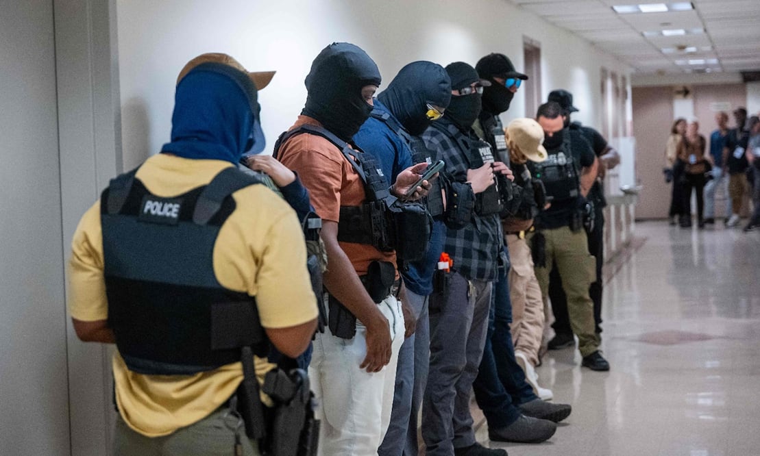 Agentes federales, incluyendo miembros del ICE, patrullan los pasillos del tribunal de inmigración en el Edificio Federal Jacob K. Javitz, en Nueva York, el 24 de julio de 2025. Foto: EFE