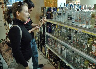 SAT pide verificar legalidad de bebidas alcohólicas estas fiestas decembrinas; checa esto antes de brindar