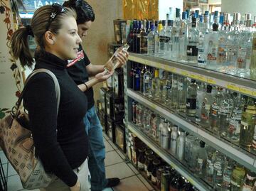 SAT pide verificar legalidad de bebidas alcohólicas estas fiestas decembrinas; checa esto antes de brindar