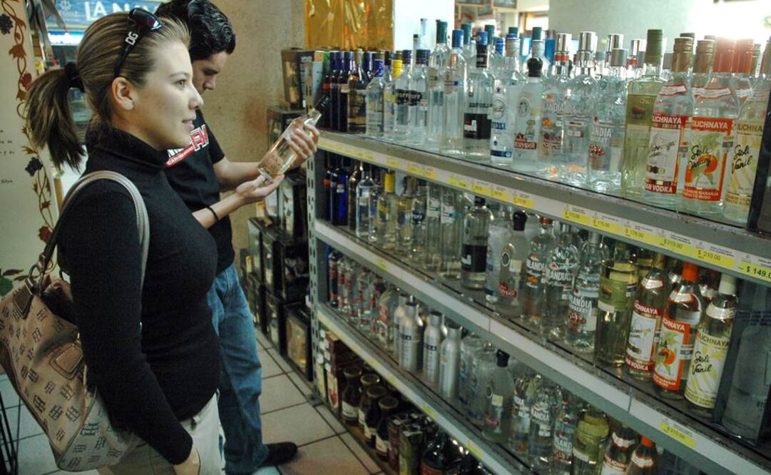 SAT informa a los consumidores sobre las medidas que deben tomar antes de comprar bebidas alcohólicas. Foto: Archivo / Cuartoscuro