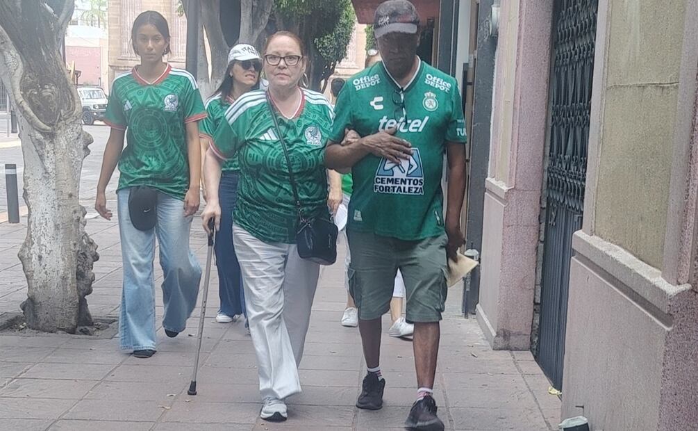 “Ya nos anda de hambre; en la casa nos esperan unas enchiladas y sopita de fideo”, dijo Isabel Cano, de 63 años, al lado de su esposo, dos años mayor que ella. | Foto: Xóchitl Álvarez.
