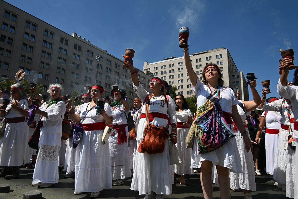 Mujeres queman incienzo, durante una manifestación por el Día Internacional de la Mujer en Santiago, Chile. FOTO: RODRIGO ARANGUA. AFP