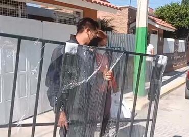 Pobladores de Tula reciben base de camas sin colchón como ayuda del gobierno federal