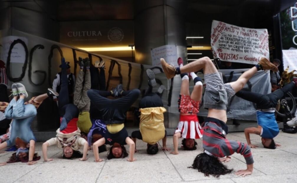 Artistas cierran instalaciones de Secretaría de Cultura y exigen pagos inmediatos