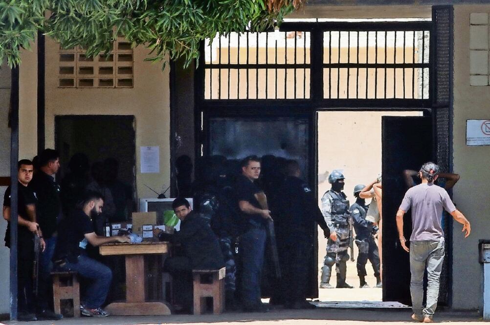 Policías permanecen en alerta en la cárcel de Boa Vista, luego de que una pelea entre bandas criminales dejara 10 muertos el domingo (REUTERS)