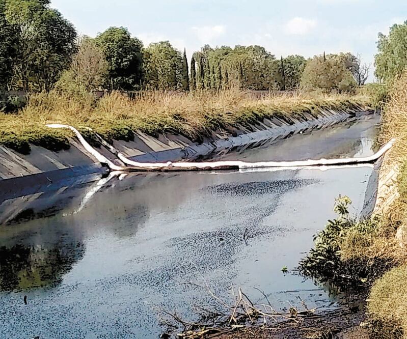 El canal de Alto Requena se mantiene cerrado por el derrame de crudo, por lo que están en riesgo de pérdida 50 mil hectáreas de cultivos. CORTESÍA