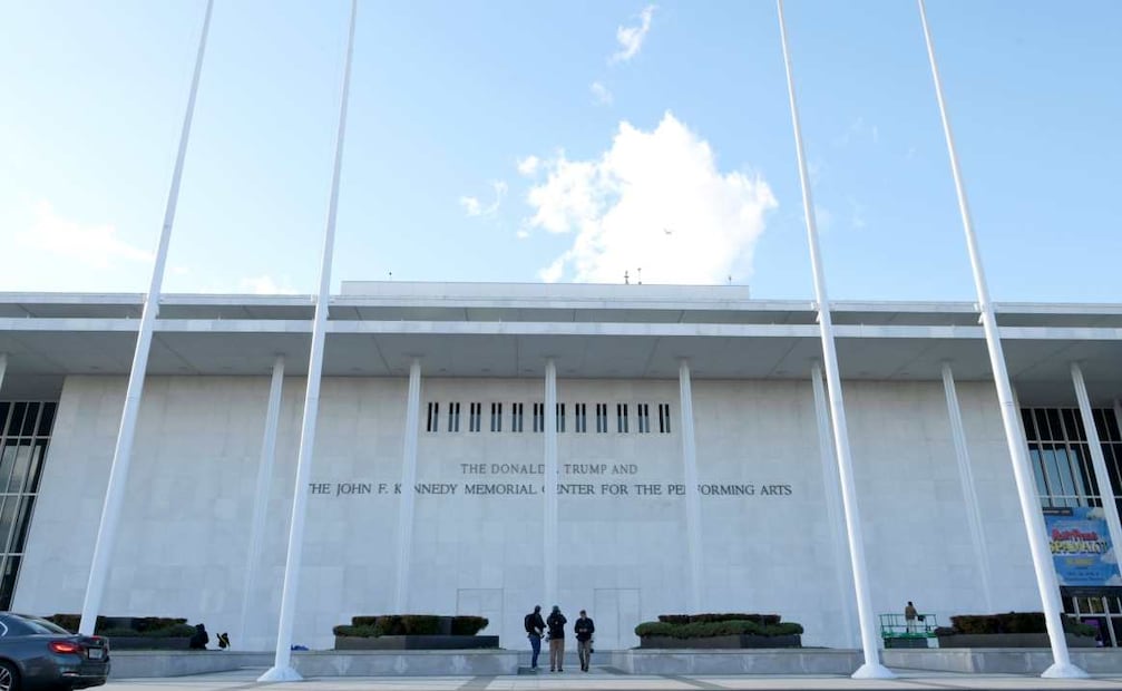 Fotografía de archivo del 19 de diciembre de 2025 que muestra a personas caminando frente al Centro Kennedy de las Artes Escénicas en Washington (Estados Unidos). Foto: EFE