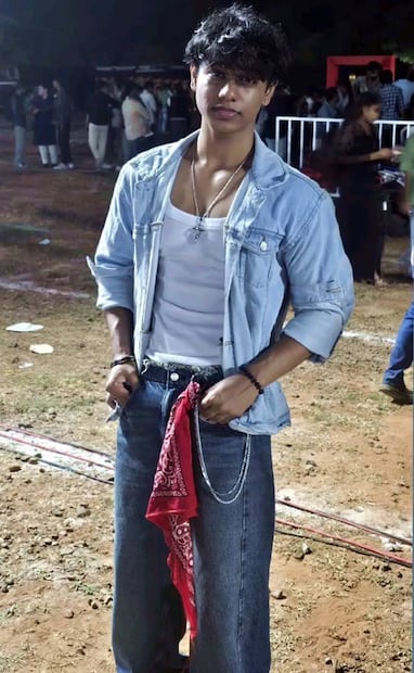 Amarrado con desenfado o doblado con esmero, con o sin cadena, para los jóvenes son algunas maneras de "stylear" su paliacate. Foto: Pinterest.