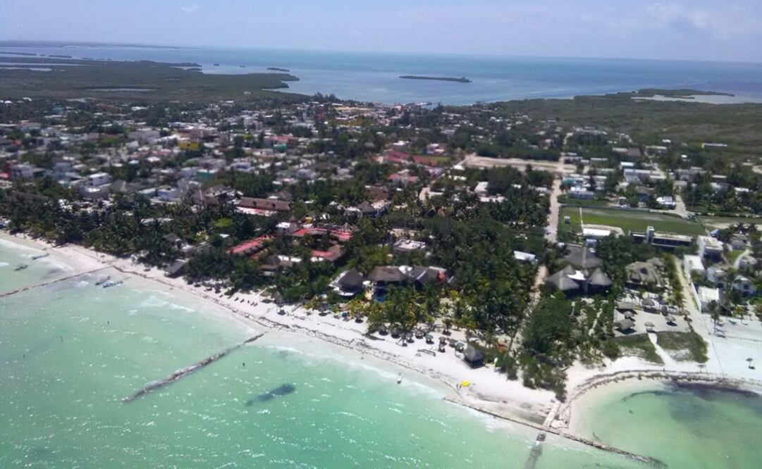 Vista aérea de la Isla Holbox (México), donde el gobierno mexicano clausuró 36 proyectos turísticos ilegales. Foto: Profepa