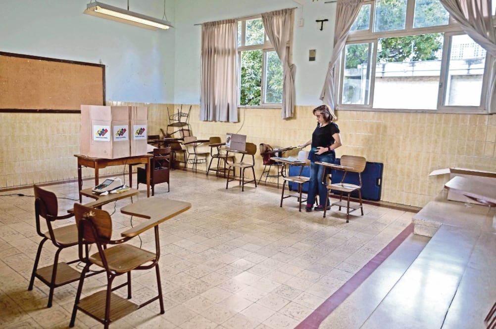 Vacíos. Centros de votación en diferentes sectores del país lucieron desiertos ayer, durante la elección de concejales. (MIGUEL GUTIÉRREZ. EFE)