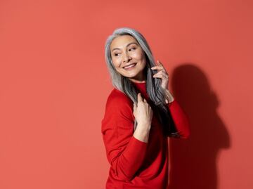 Colores de ropa que resaltan el cabello con canas