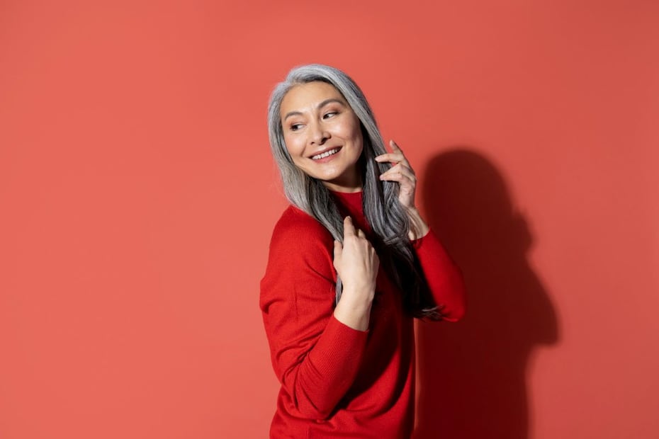 Elegir un rímel del tono adecuado es clave para esconder las canas de manera natural. Foto: Freepik