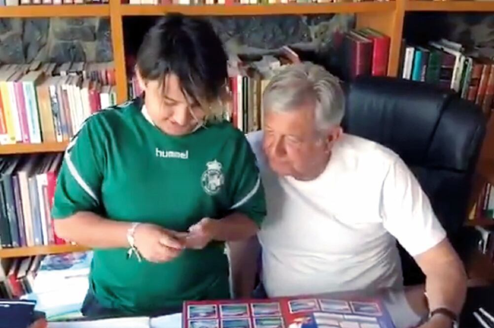 El abanderado de Juntos Haremos Historia, Andrés Manuel López Obrador (der.), junto a su hijo menor Jesús; pegan estampas del Mundial de Rusia 2018. Foto: TOMADA DE TWITTER