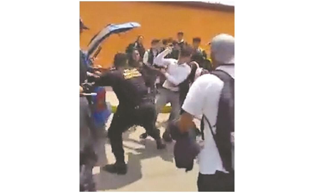 En redes sociales circula una grabación en la que se ve la pelea entre alumnos y los uniformados. Foto: TOMADA DE VIDEO